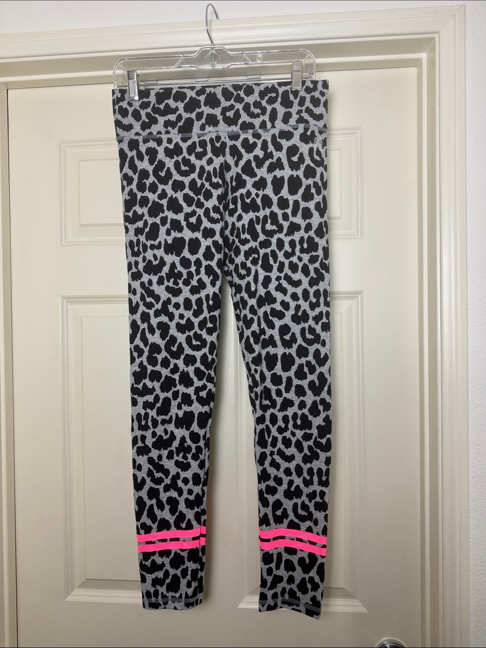 Victoria’s Secret Leopard Print Leggings with Neon Pink Accents size M regular